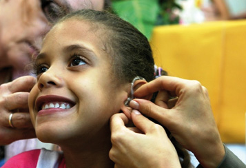 Kind inBrasilien bekommt neues Hörgerät durch Spendenaktion von kirch-hör.de