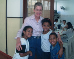 Christa Bohnhof vom Rotary Club Rio de Janeiro besucht die Kinder