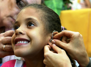 Hörgeräte für Kinder in Brasilien